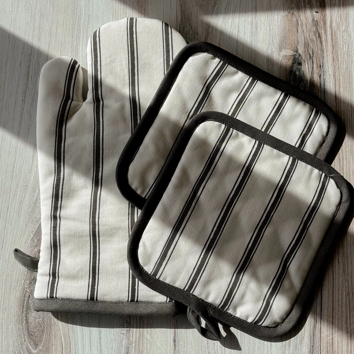 Classic Striped Oven Mitt 5 Classic Striped Oven Mitt - Image 3